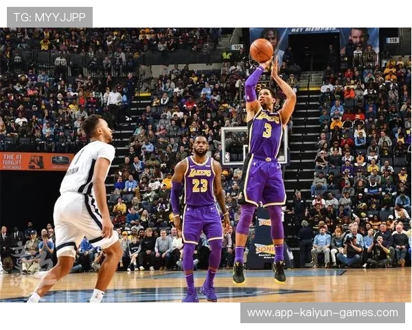 湖人连抢前场板，二次进攻打到对手暂停